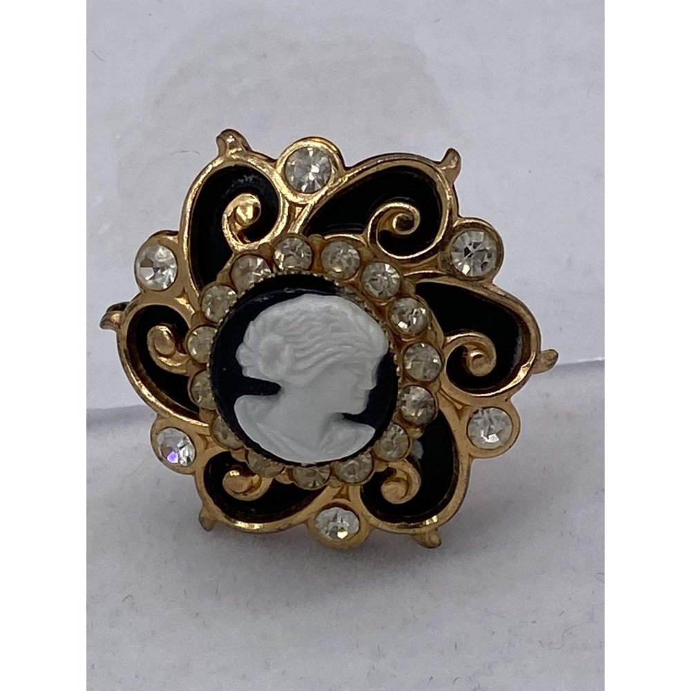 Vintage Unsigned Cameo Brooch/Pin 1 Inch Diameter Straight Roll Over Clasp